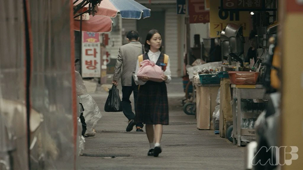 Carolyn Talks With Bora Kim, Writer & Director of ‘House of Hummingbird’ House of Hummingbird