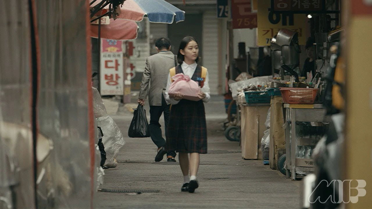 Carolyn Talks With Bora Kim, Writer & Director of 'House of Hummingbird' 2 House of Hummingbird