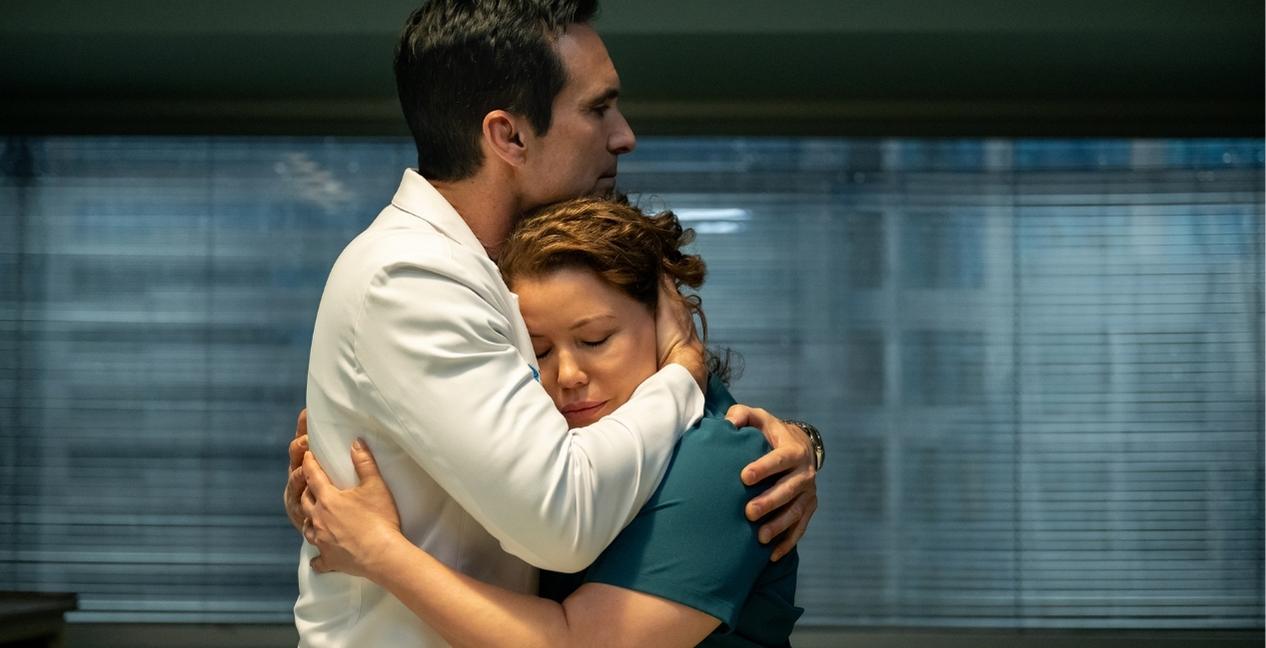 Cruz and Sariano in Pulse episode still from Netflix