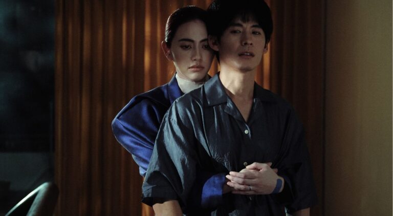 Davika Hoorne and Witsarut Himmarat in A Useful Ghost